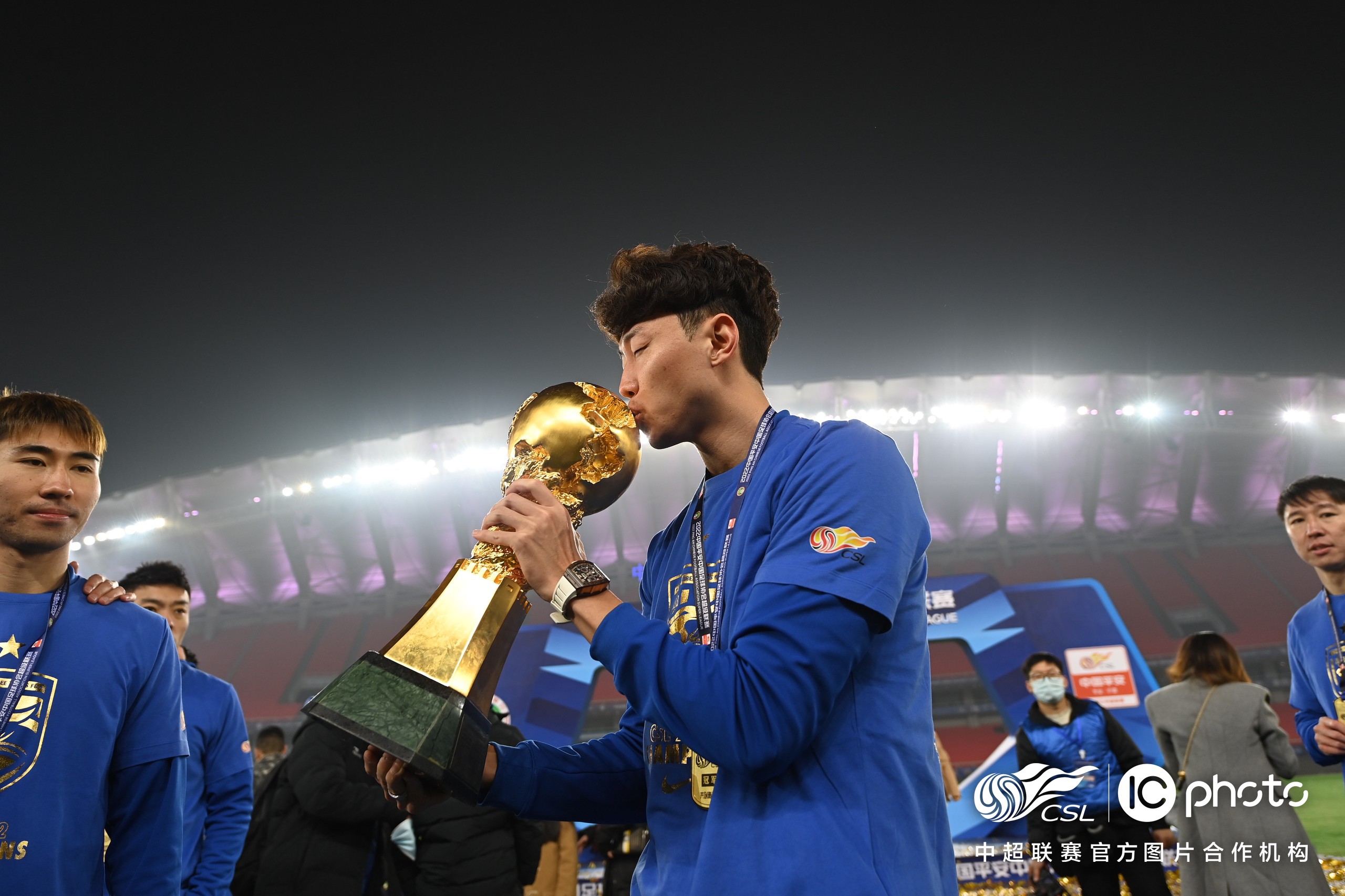 九游娱乐-浙江队训练开放日，今晚扳平良机引欢呼，中超在即，阵容厚度经受考验的简单介绍